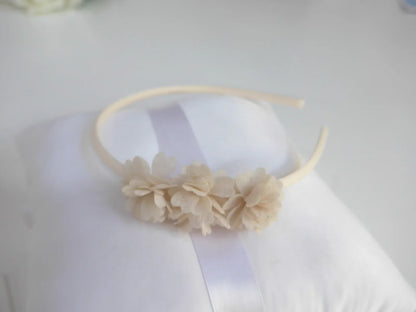 Diadema florecitas beig de bambula - PARDALETS