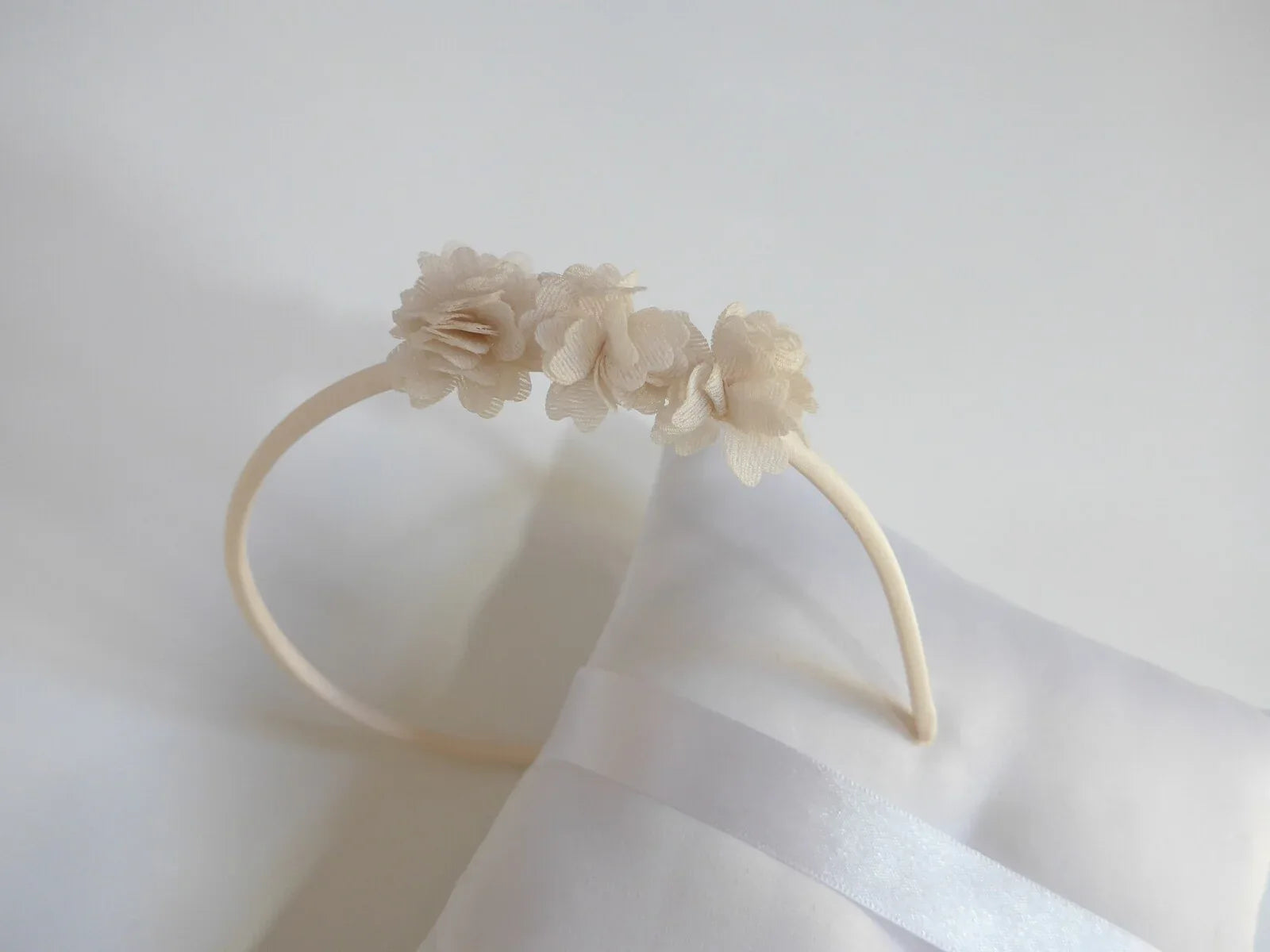 Diadema florecitas beig de bambula - PARDALETS