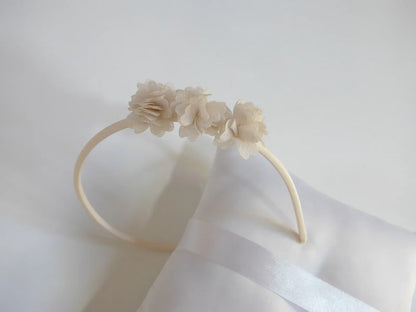 Diadema florecitas beig de bambula - PARDALETS