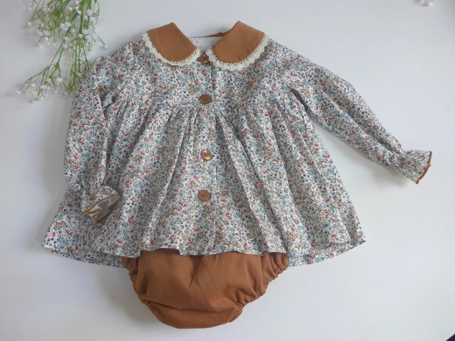 Jesusito de florecitas cuello y culotte camel - PARDALETS