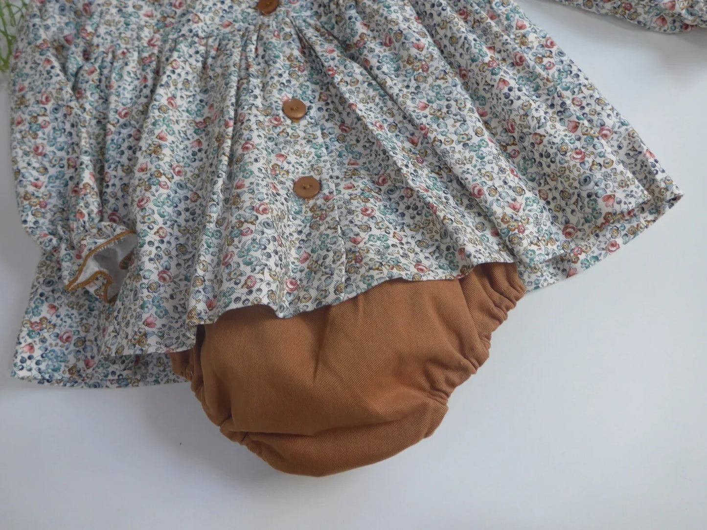 Jesusito de florecitas cuello y culotte camel - PARDALETS