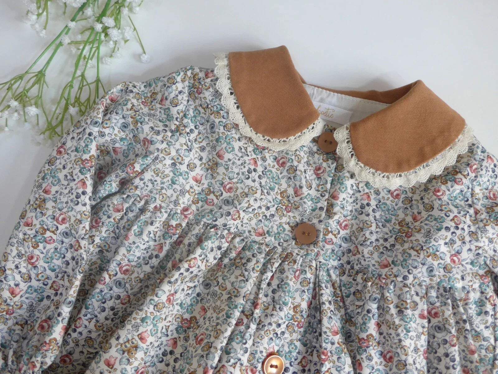 Jesusito de florecitas cuello y culotte camel - PARDALETS