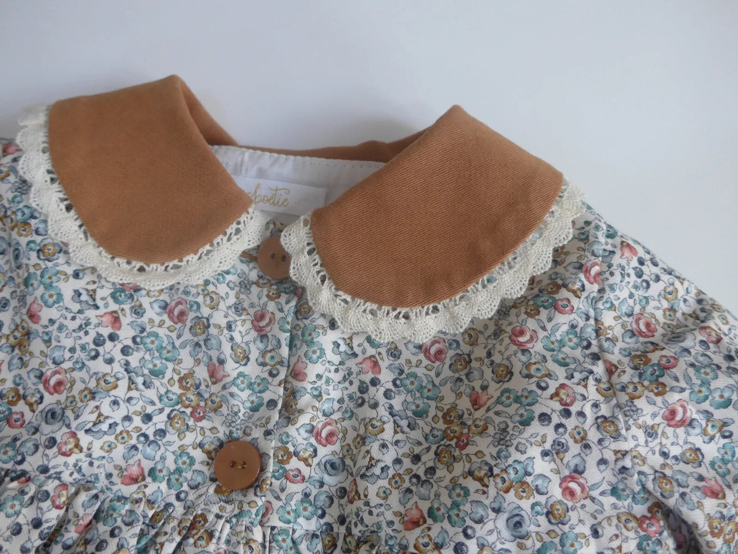 Jesusito de florecitas cuello y culotte camel - PARDALETS