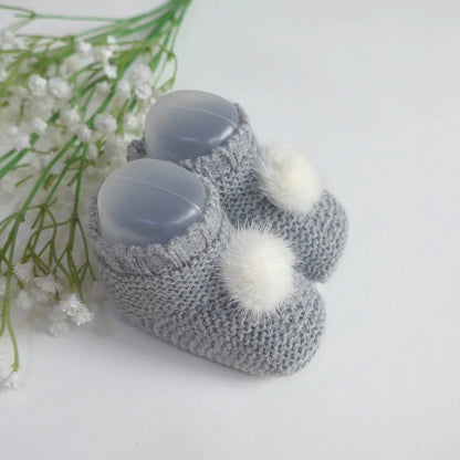 Patucos lana gris con pomponcito beig - PARDALETS