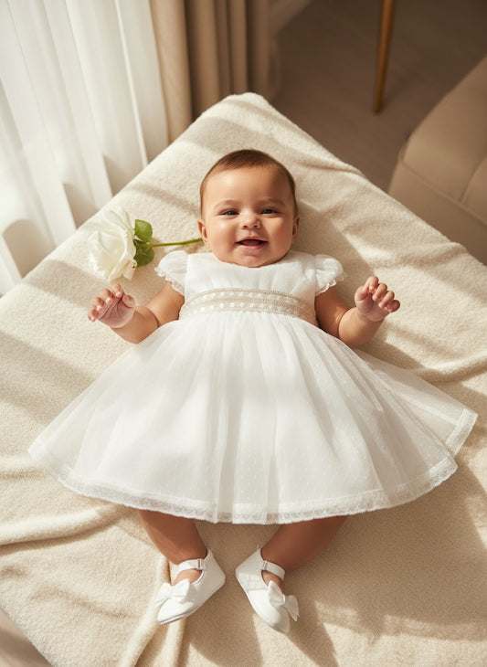 Vestido tul de plumeti blanco y fajin lino tostado