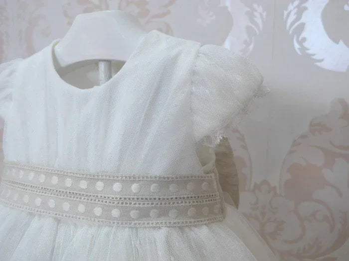 Vestido tul de plumeti blanco y fajin lino tostado - PARDALETS