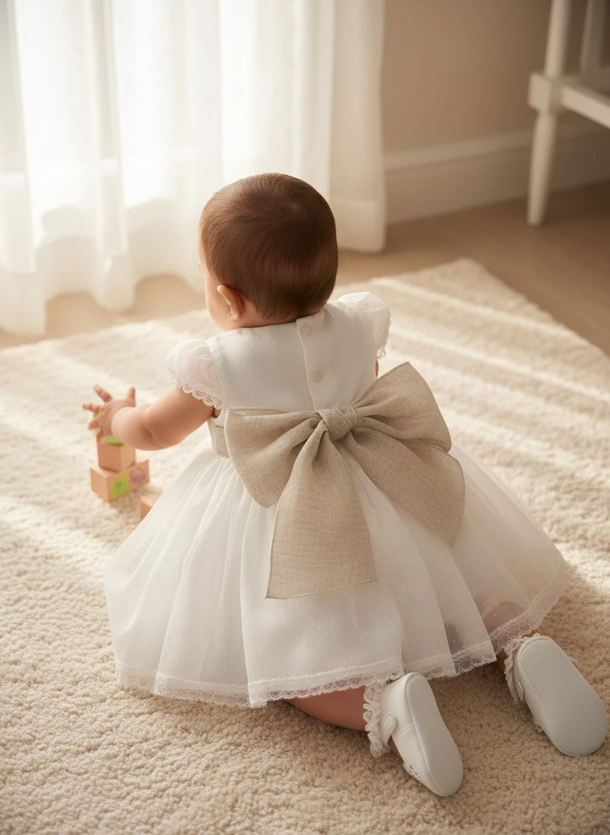 Vestido tul de plumeti blanco y fajin lino tostado