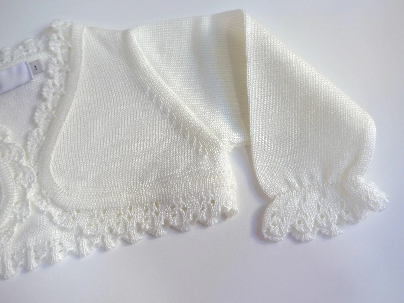 Chaqueta corta perle crudo con caladitos - PARDALETS