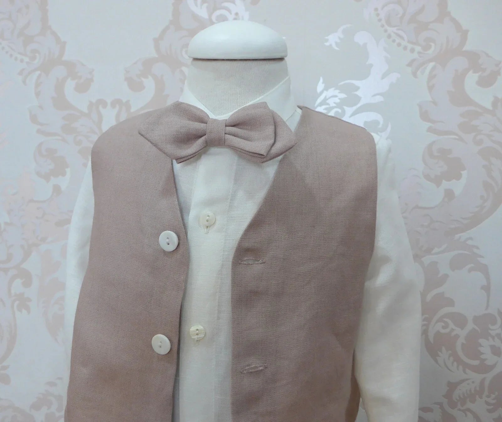 Conjunto camisa lino beig, short, fajín chaleco y pajarita rosa maquillaje - PARDALETS