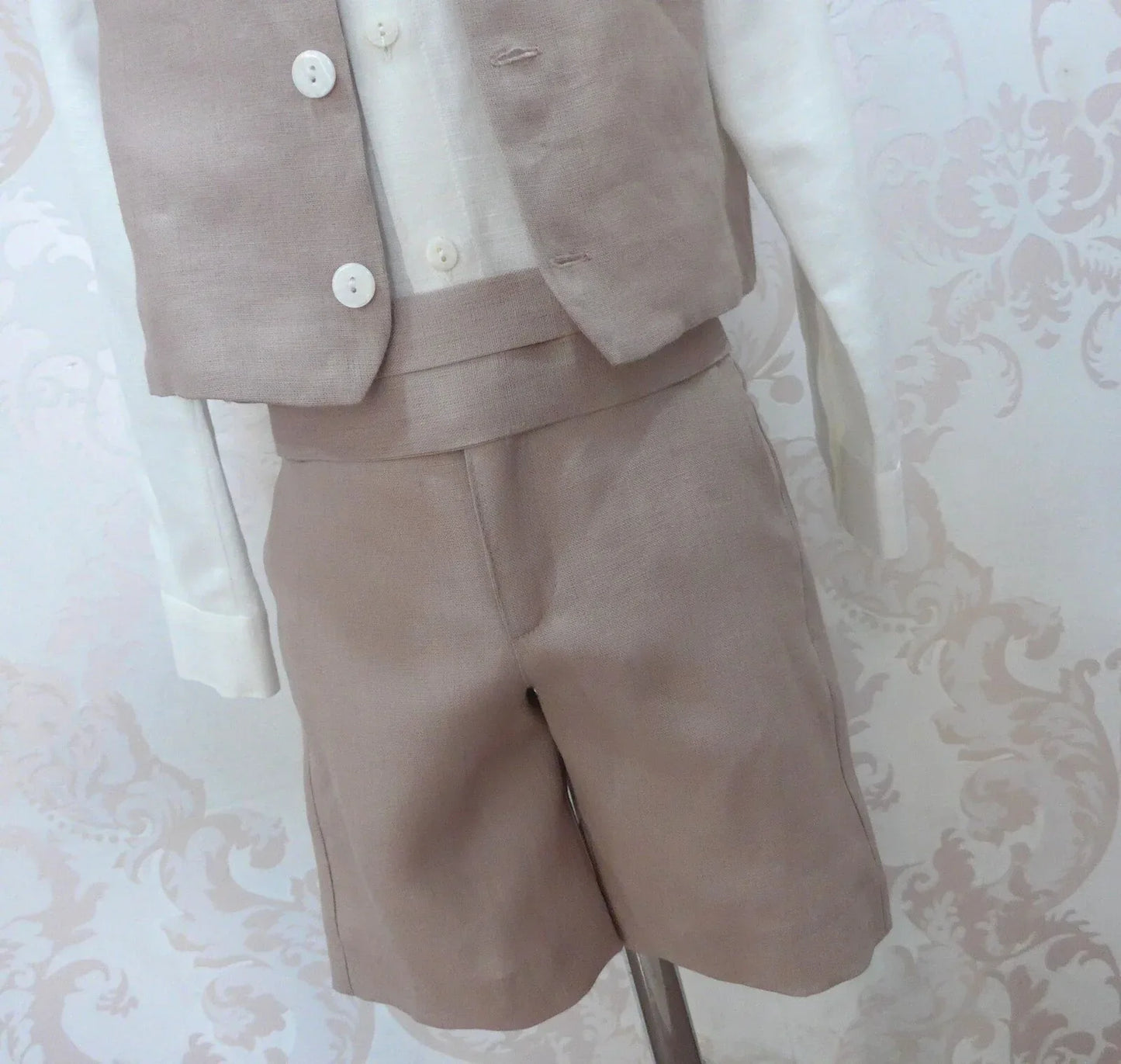 Conjunto camisa lino beig, short, fajín chaleco y pajarita rosa maquillaje - PARDALETS