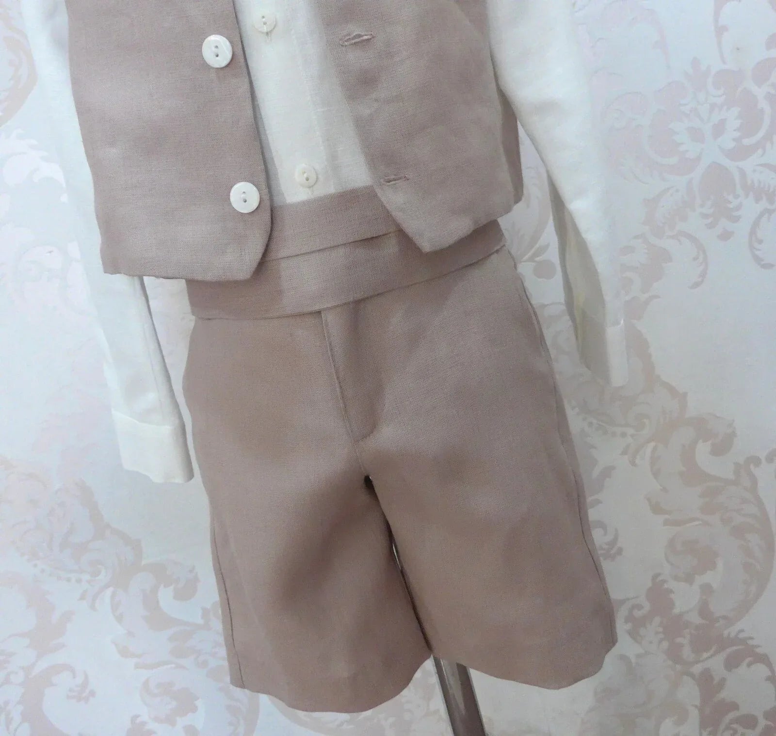 Conjunto camisa lino beig, short, fajín chaleco y pajarita rosa maquillaje - PARDALETS
