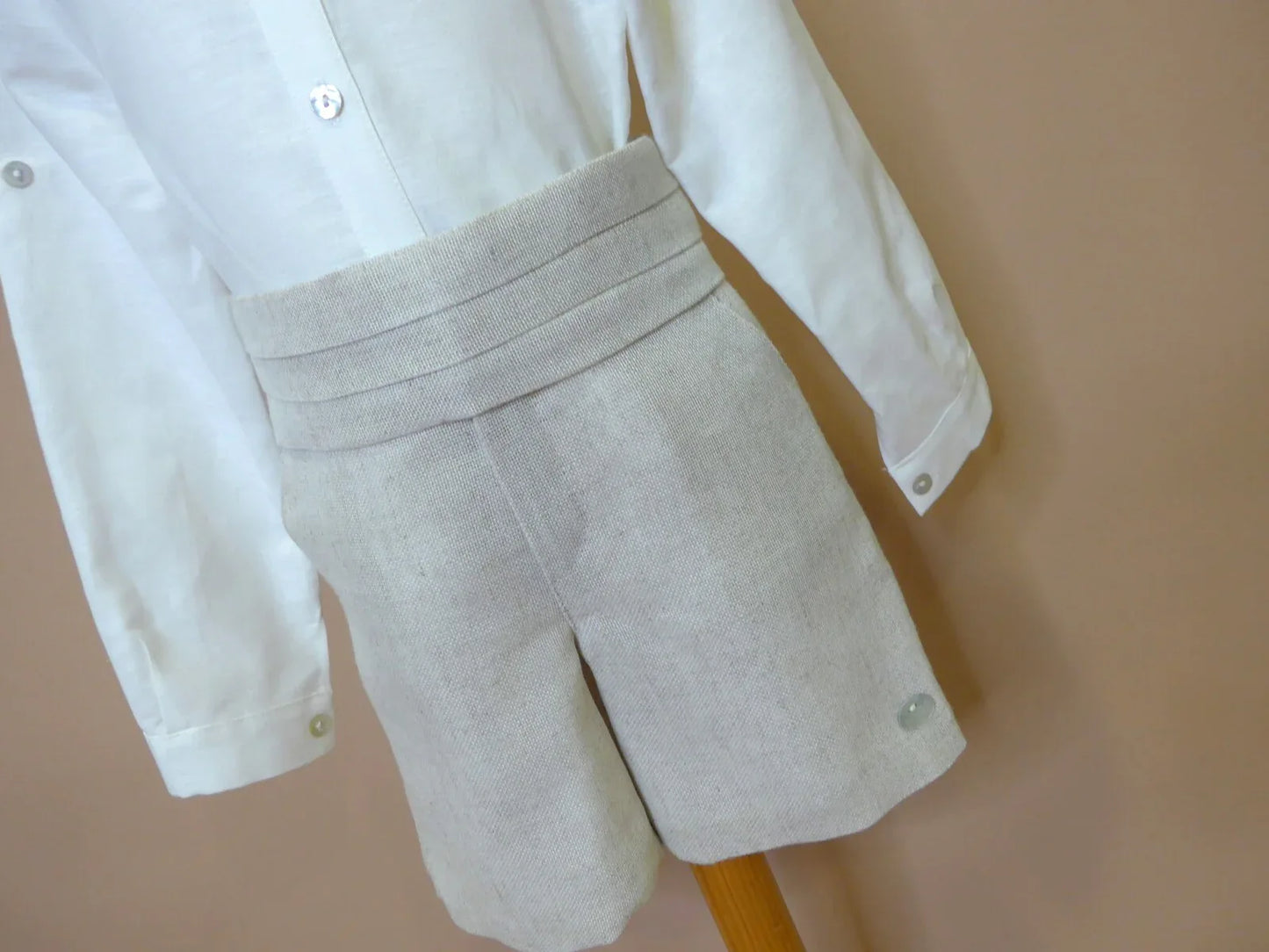 Conjunto camisa beig, short y fajín lino tostado - PARDALETS