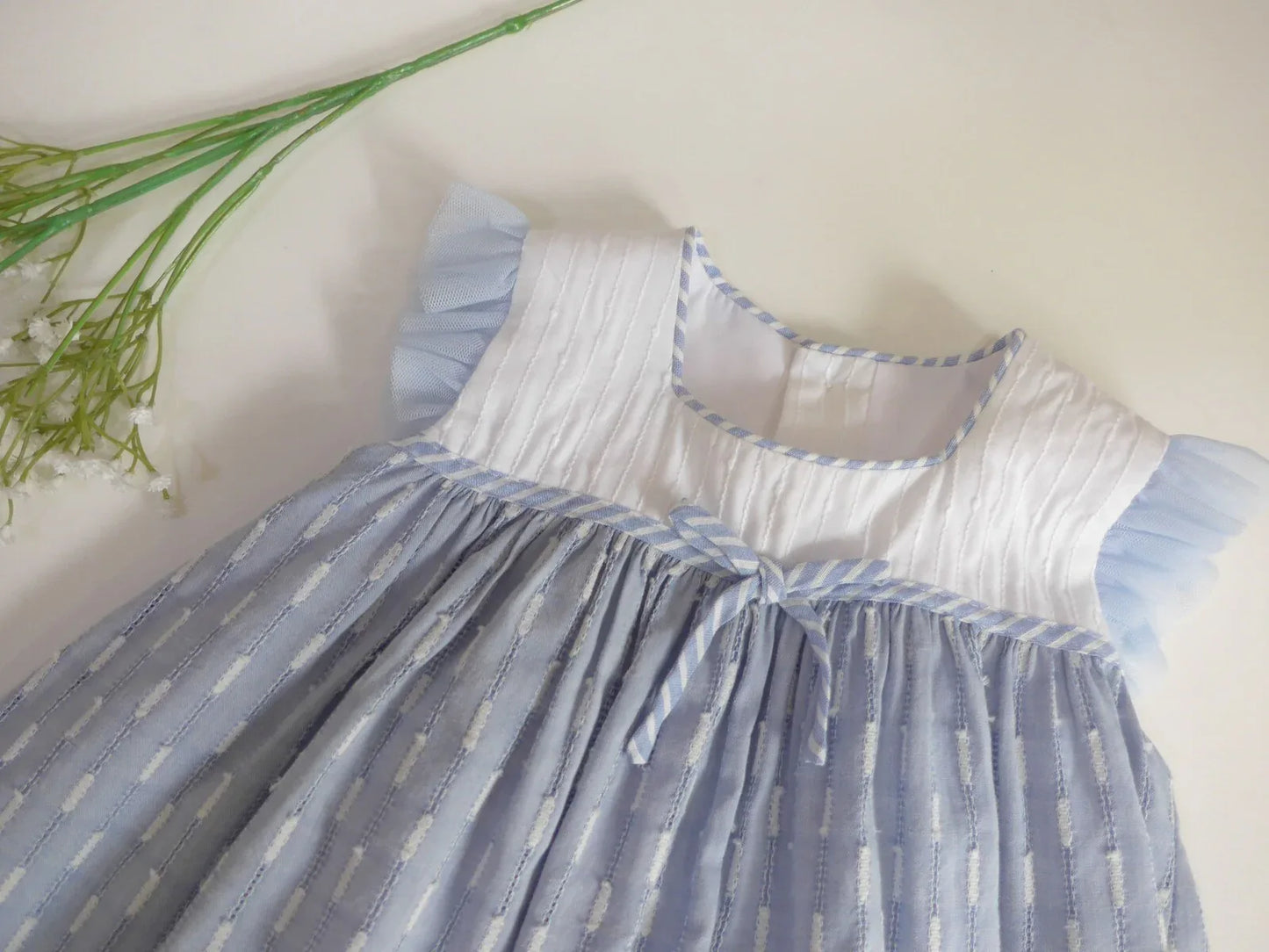 Vestido azul empolvado y cuerpo blanco con tul "Flauta" - PARDALETS