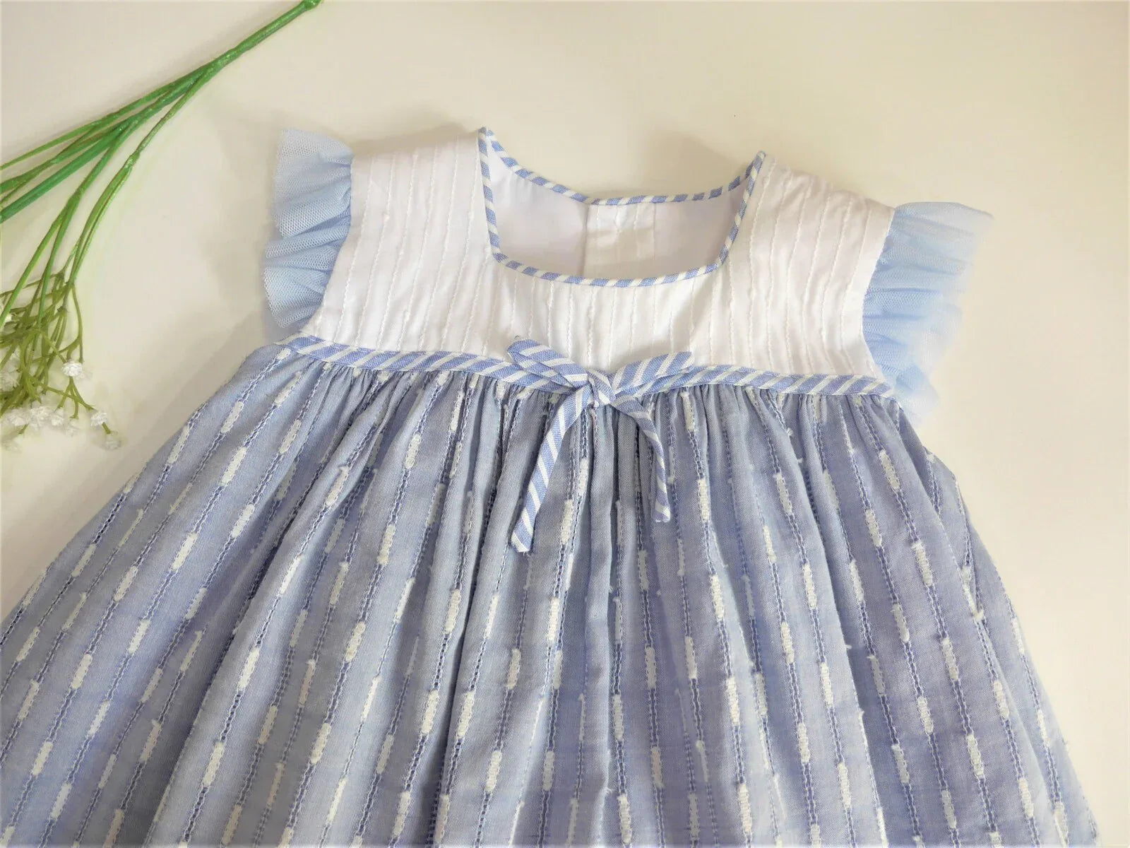 Vestido azul empolvado y cuerpo blanco con tul "Flauta" - PARDALETS