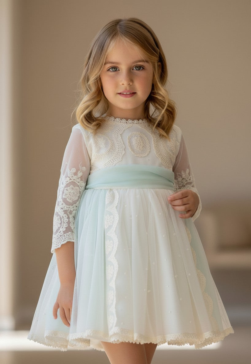 Vestido tul bordado beig manga francesa y falda tul verde claro