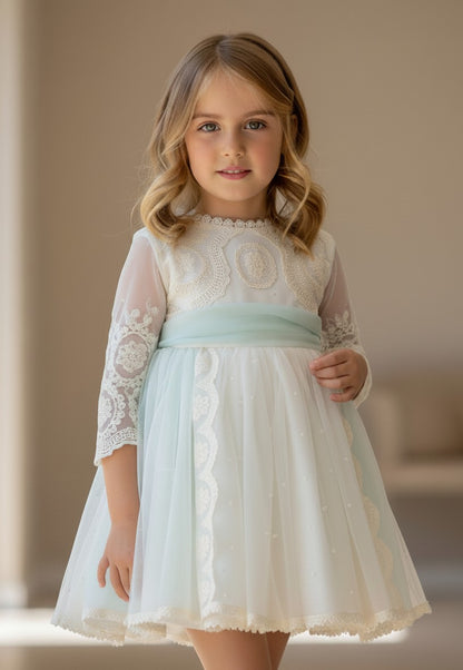 Vestido tul bordado beig manga francesa y falda tul verde claro
