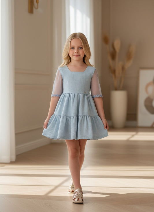 Vestido azul con mangas transparentes