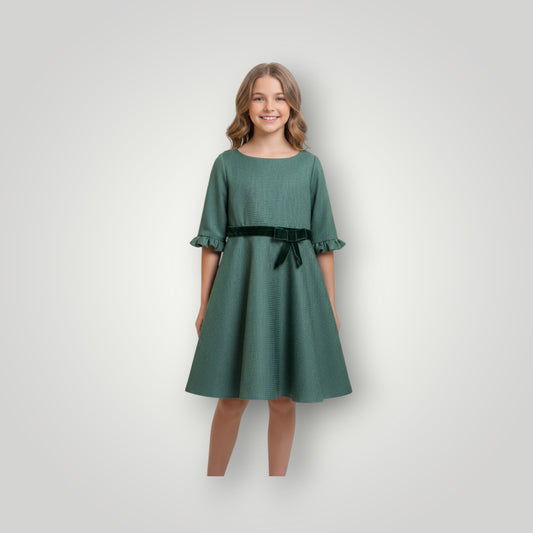 Vestido verde con fajin y lazo de terciopelo