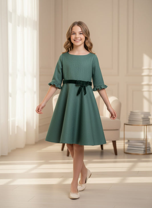Vestido verde con fajin y lazo de terciopelo
