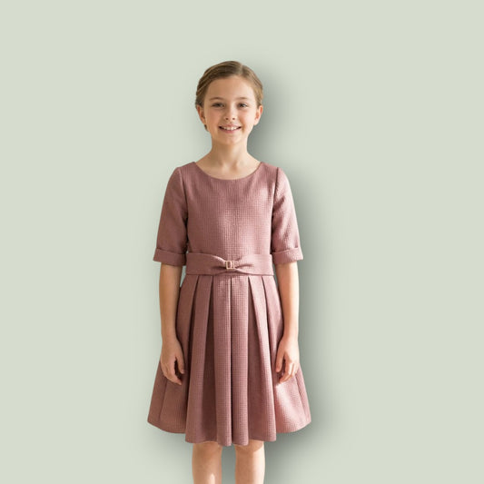 Vestido rosa maquillaje con fajin y broche cristalitos