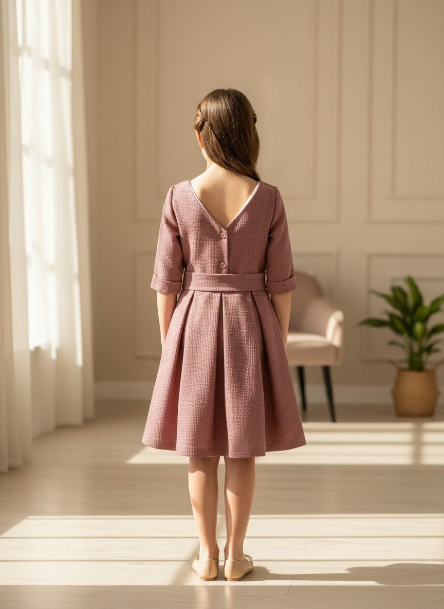Vestido rosa maquillaje con fajin y broche cristalitos