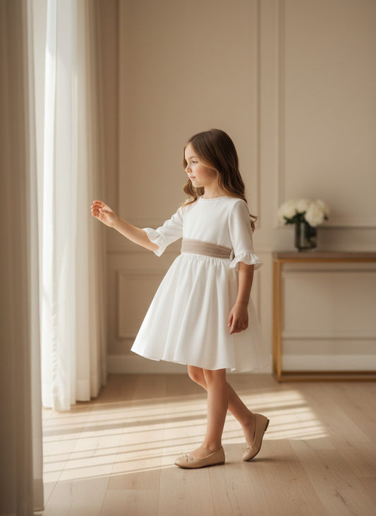 Vestido blanco con manga francesa y puntilla