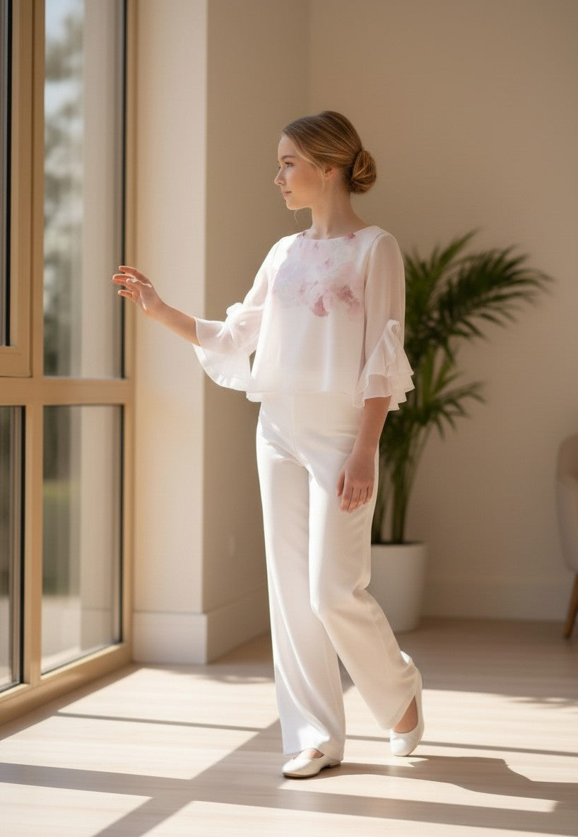 Conjunto blusa manga francesa gasa estampada malva y pantalon blanco