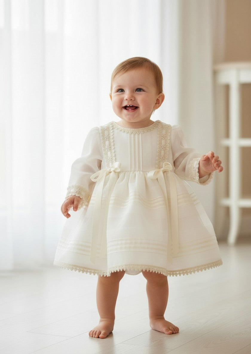 Vestido beig manga larga con pasacintas y capota