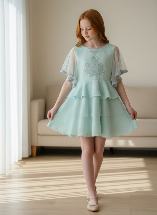 Vestido verde con volantes y mangas de tul transparentes