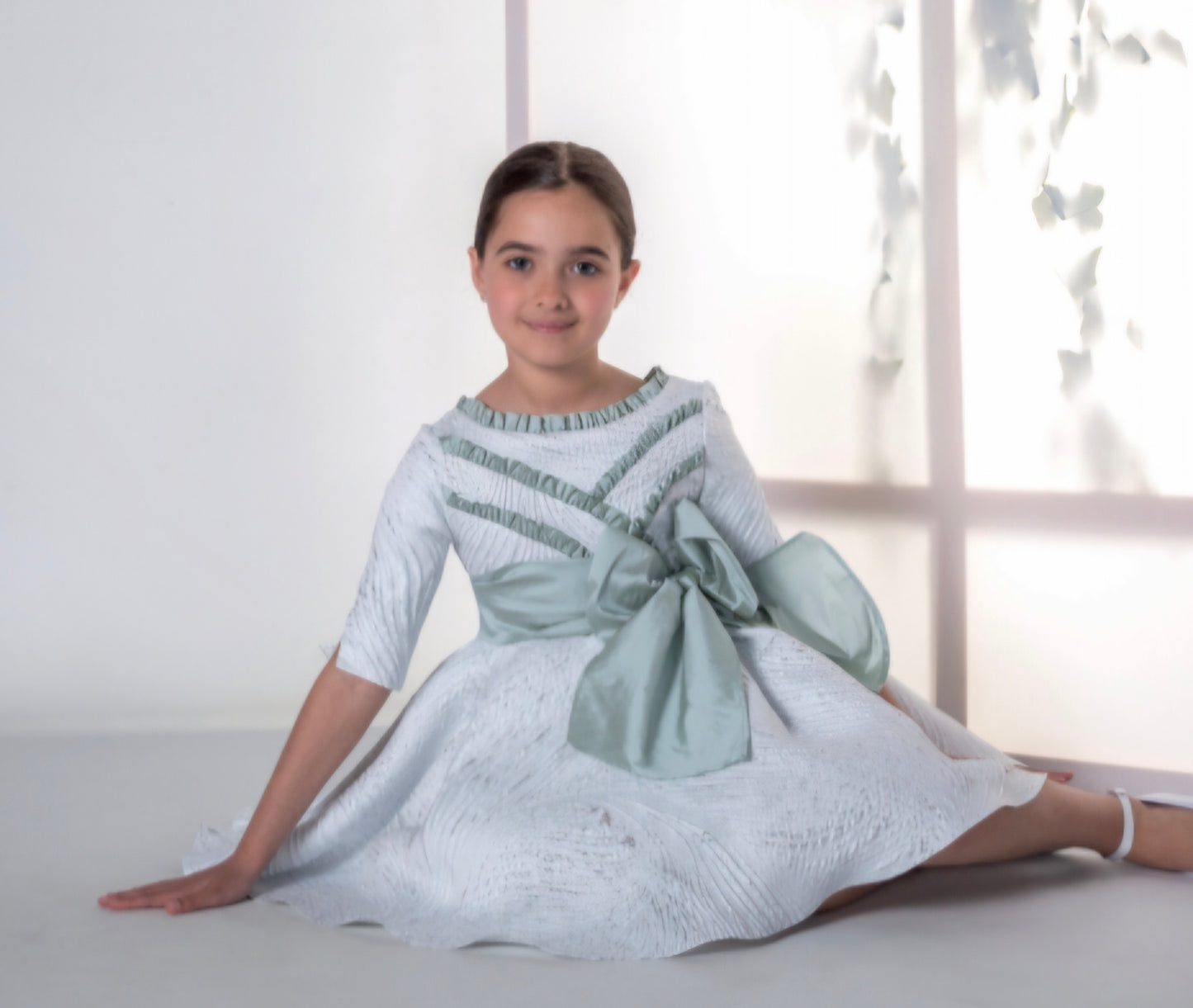 Vestido blanco brocado con fajin verde