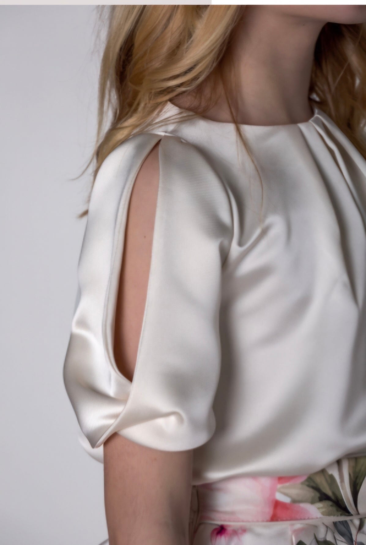 Conjunto blusa saten beig y falda estampada flores con rosetón