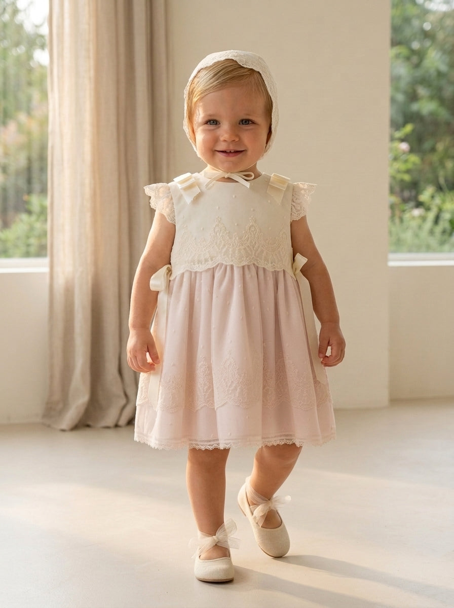 Vestido tul bordado beig con falda tul rosa y capota