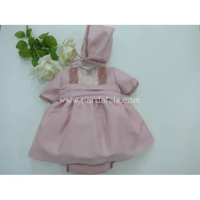 Jesusito de seda rosa empolvado con puntilla y capota - PARDALETS