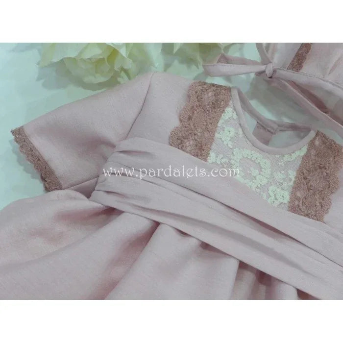 Jesusito de seda rosa empolvado con puntilla y capota - PARDALETS