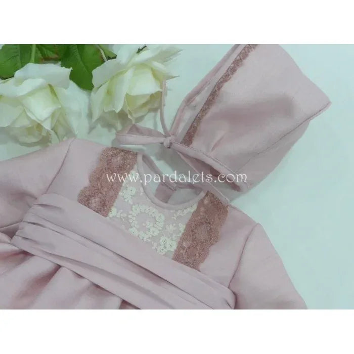 Jesusito de seda rosa empolvado con puntilla y capota - PARDALETS