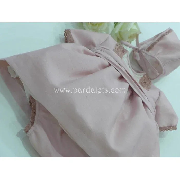Jesusito de seda rosa empolvado con puntilla y capota - PARDALETS