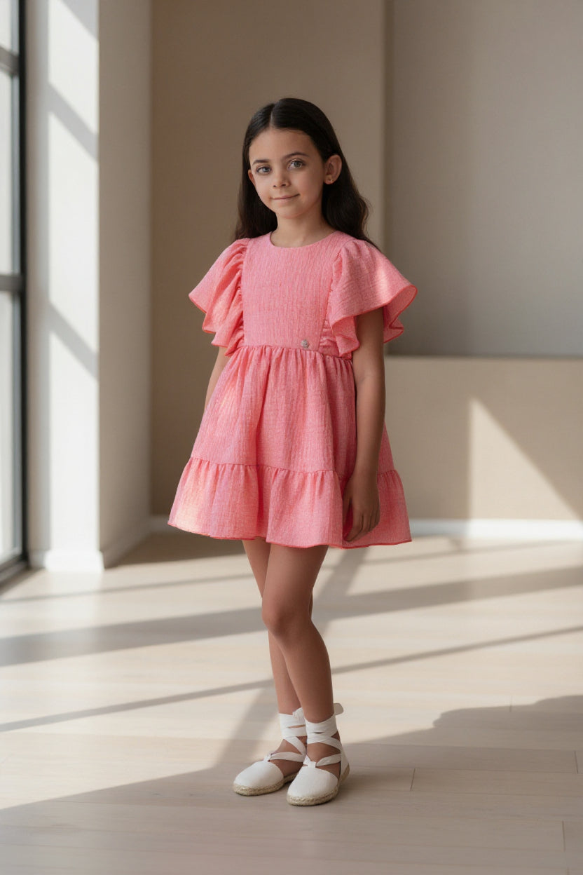 Vestido coral con volantes y espalda abierta