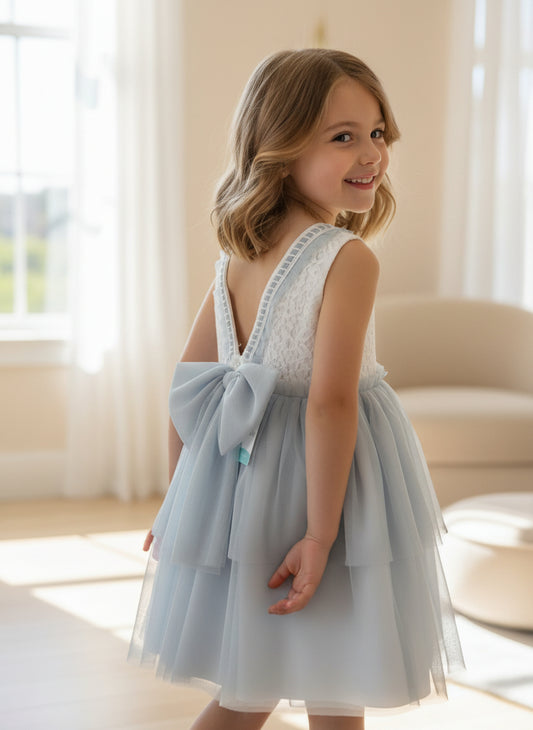 Vestido blanco y tul azul sin mangas