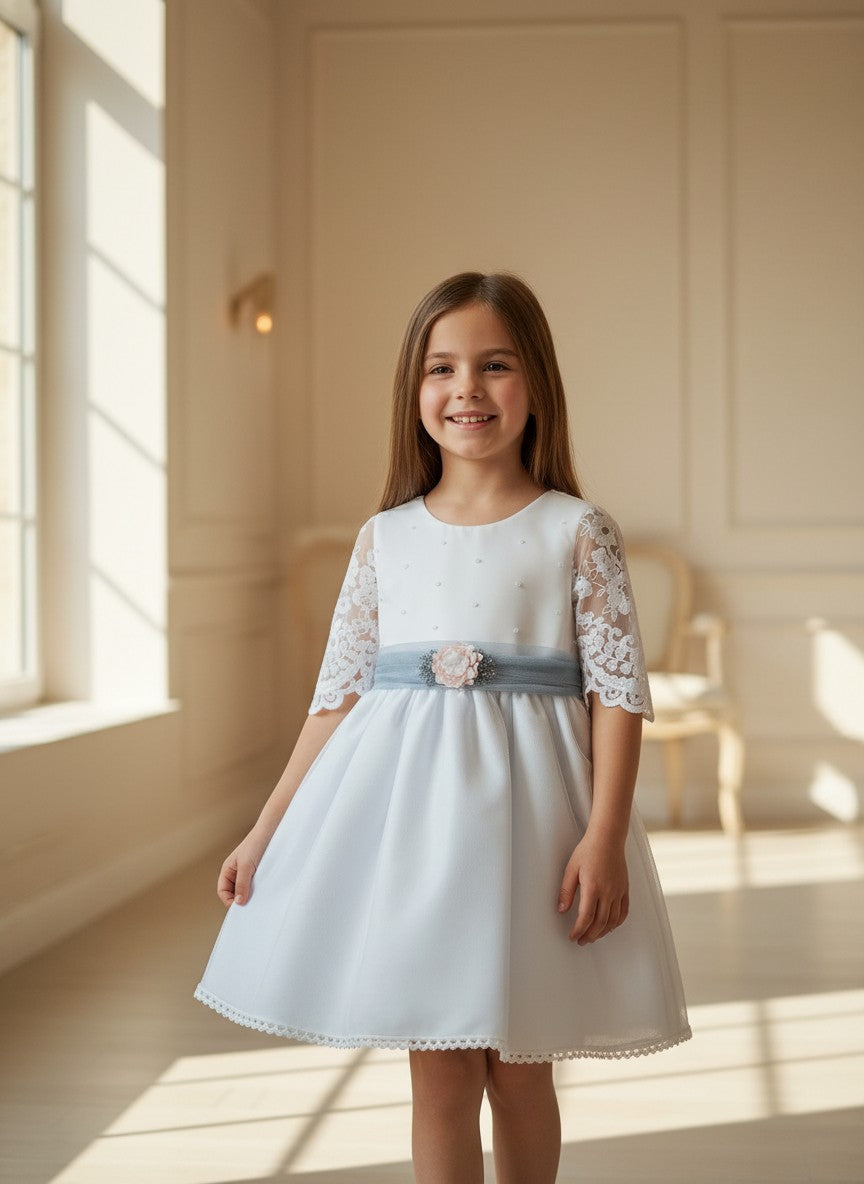 Vestido cuerpo bordado blanco y falda tul azul