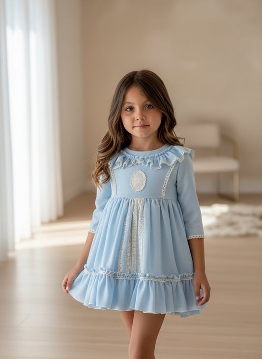 Vestido azul manga francesa con puntillas y lazo beig