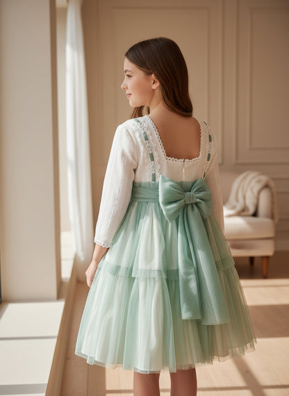 Vestido manga francesa y tul verde