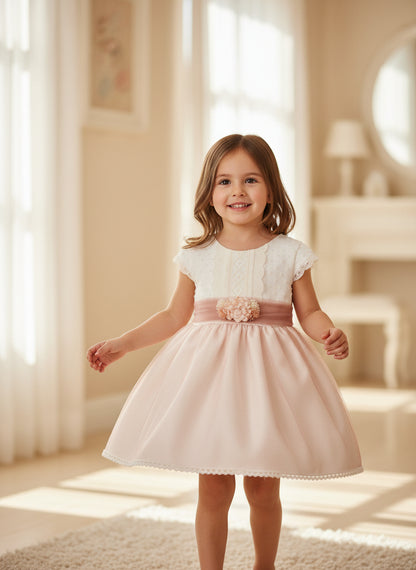 Vestido cuerpo plumeti y falda tul rosa empolvado con broche flores