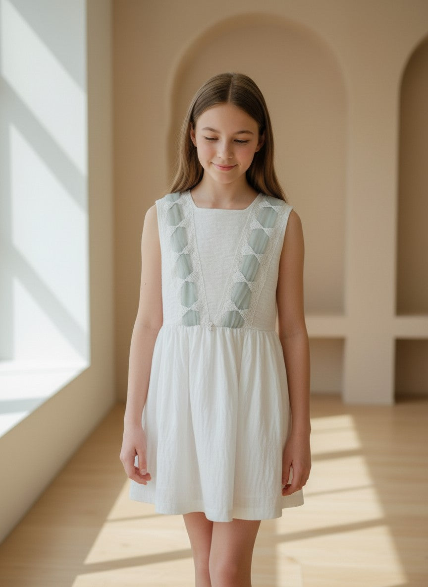 Vestido blanco con entredos de tul verde empolvado