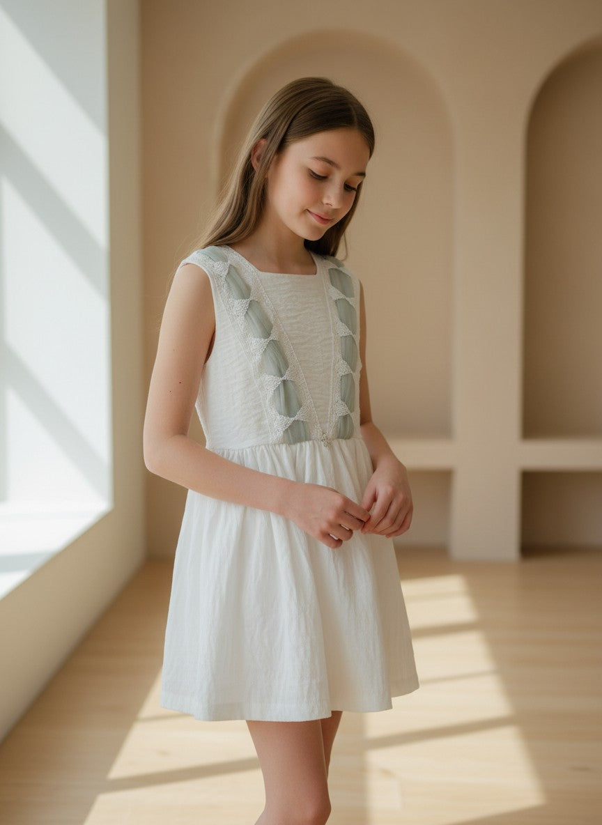 Vestido blanco con entredos de tul verde empolvado