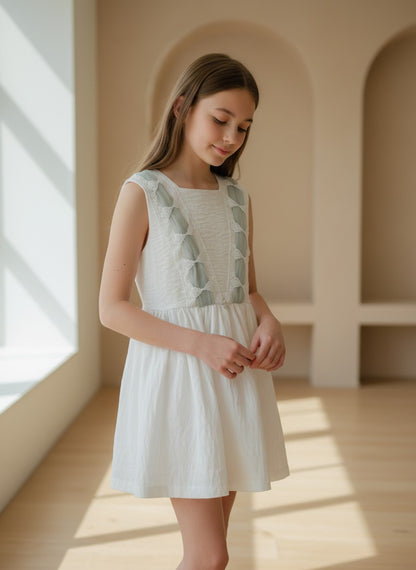 Vestido blanco con entredos de tul verde empolvado
