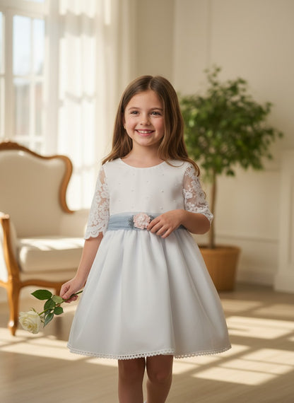 Vestido cuerpo bordado blanco y falda tul azul