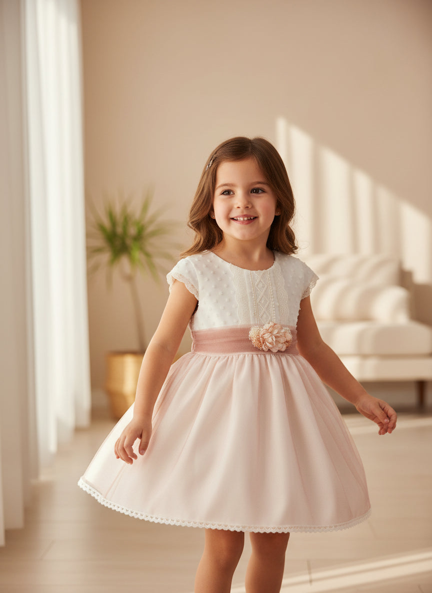 Vestido cuerpo plumeti y falda tul rosa empolvado con broche flores