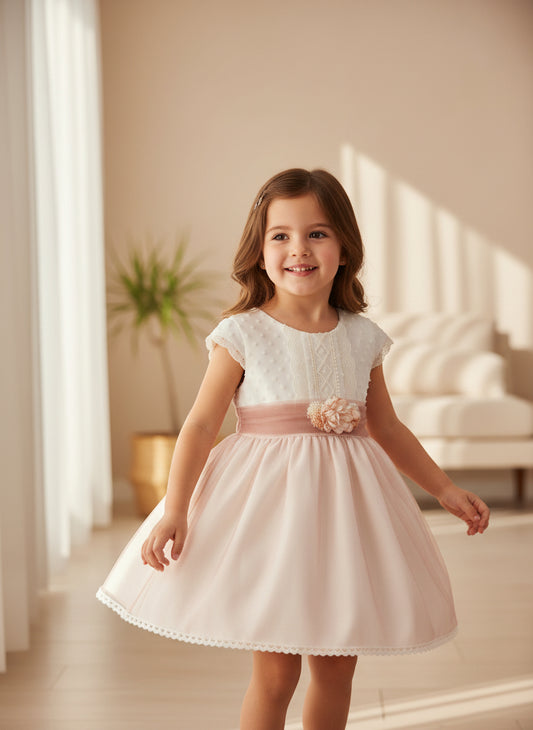 Vestido cuerpo plumeti y falda tul rosa empolvado con broche flores