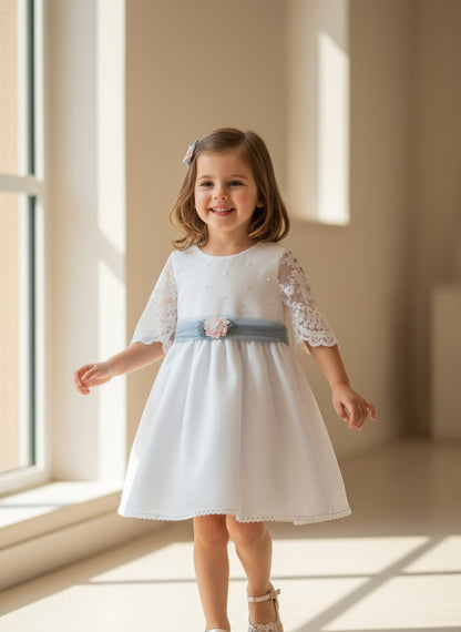 Vestido cuerpo bordado blanco y falda tul azul