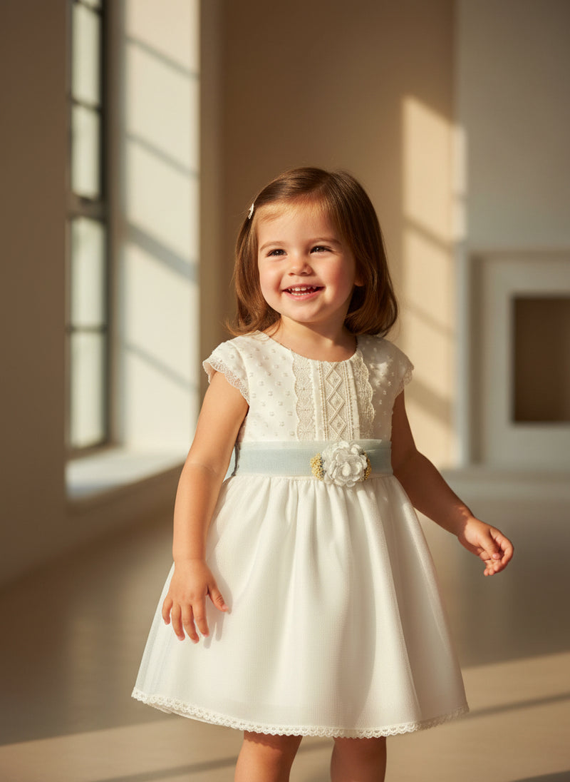 Vestido cuerpo plumeti y falda tul hielo con broche flores